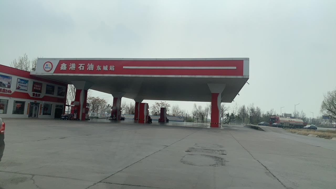 诺大的加油站，
连个加油的车都没有
今天路过个诺大的加油站，好家伙，连个加油的车