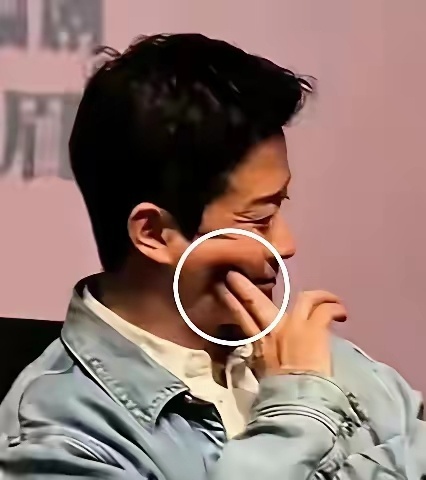 吴京的脸为什么像橡皮泥一样留痕呢 ​​​