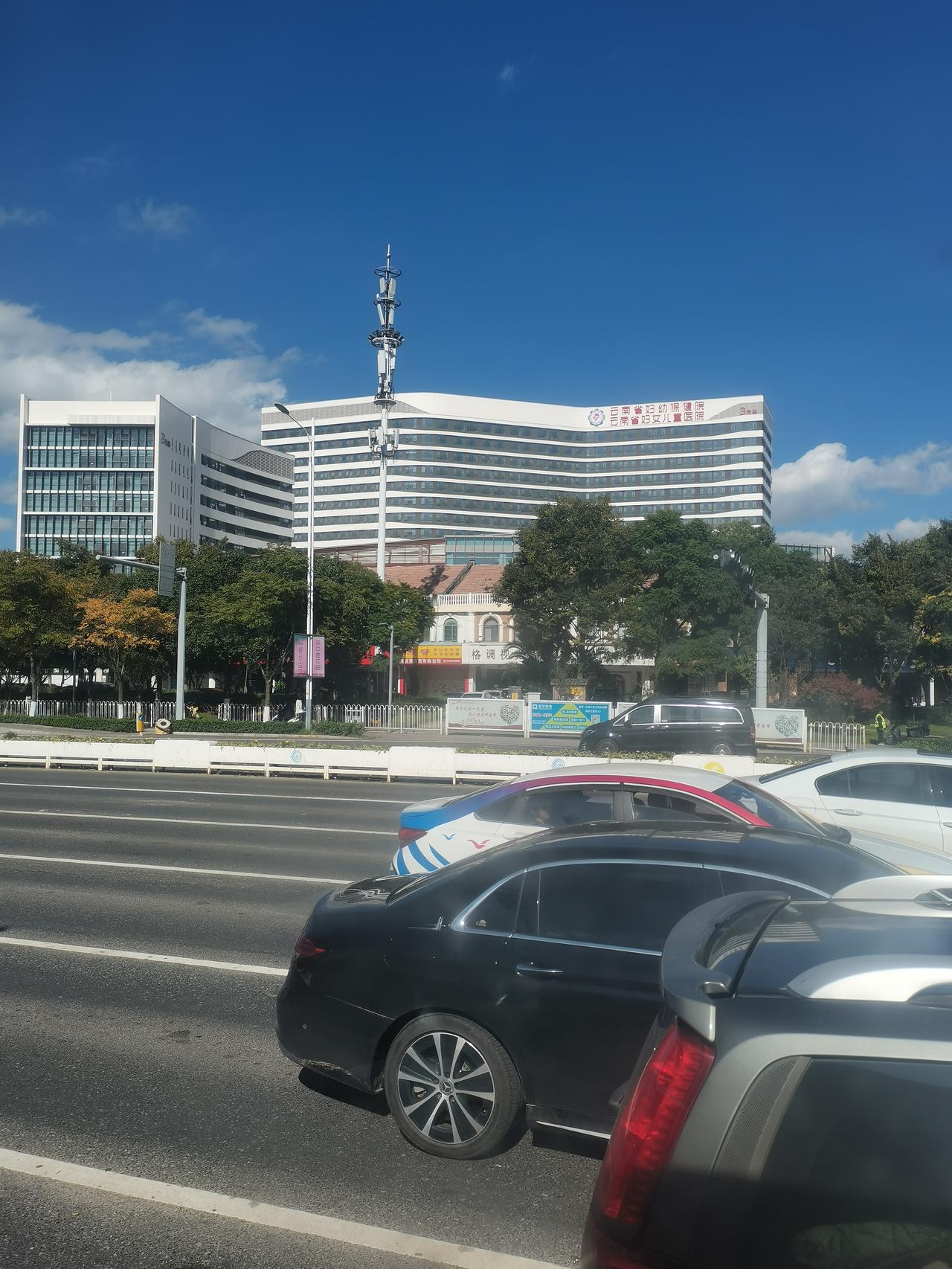 昆明一驾驶员前几天酒驾途中遭遇交警检查，弃车逃跑，跌落小沟中，导致一只腿骨折受伤