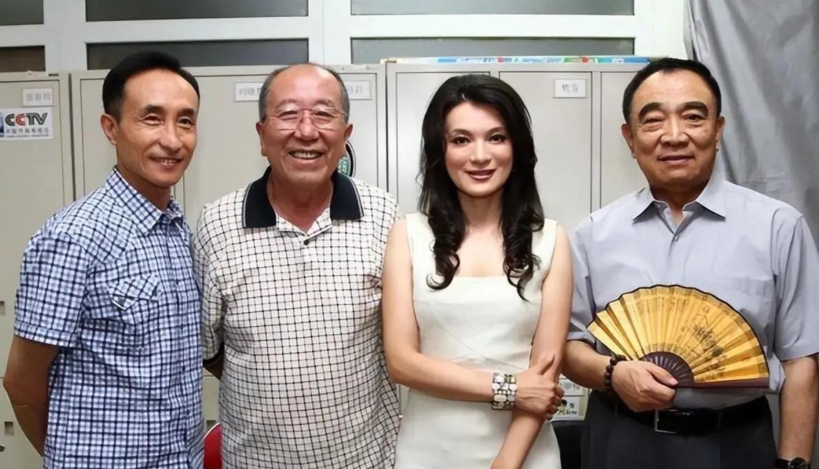 左三女演员年龄不小了，演过很多知名剧 ，《倚天屠龙记》《天龙八部》《垂帘听政》《
