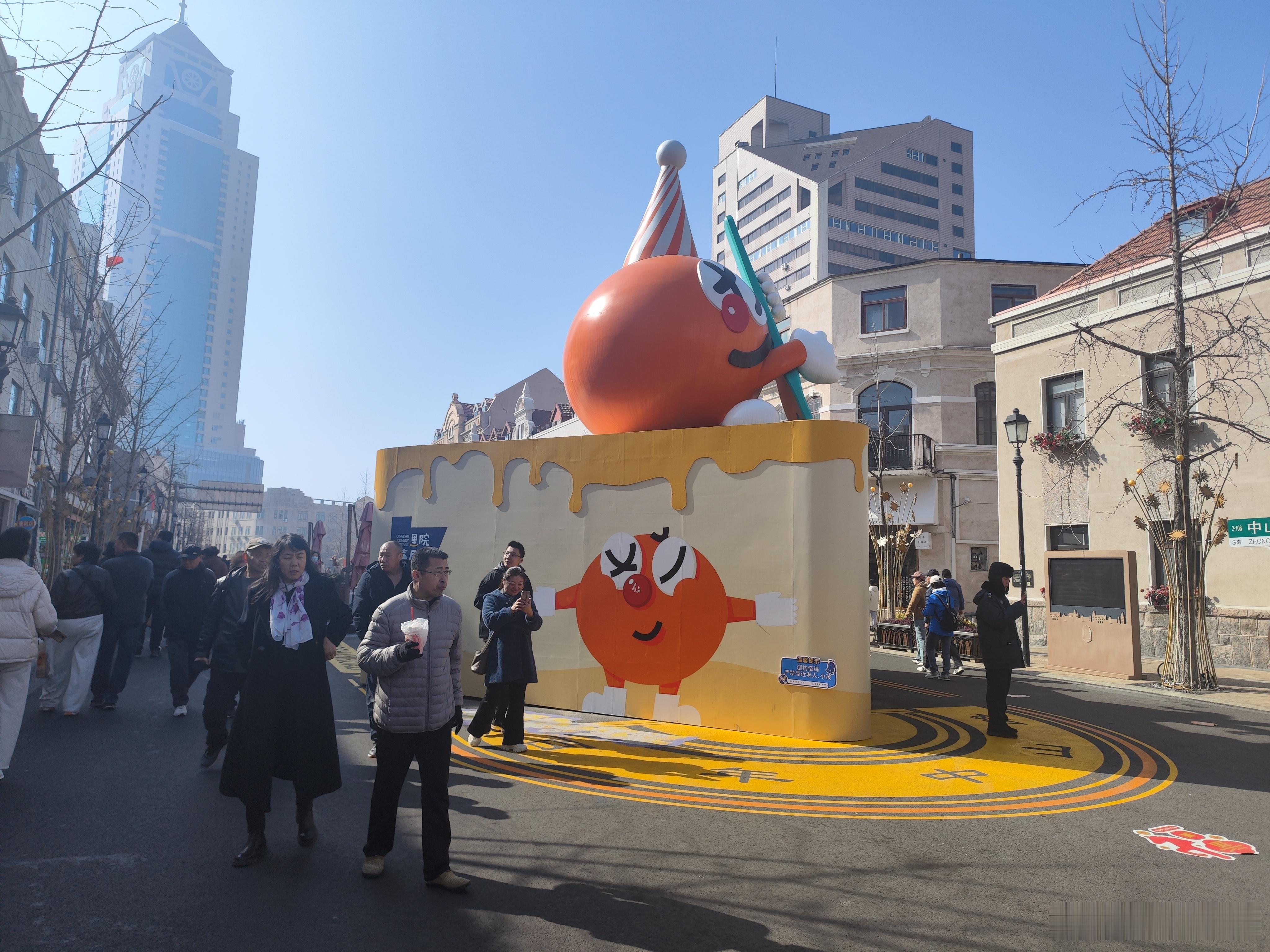 青岛中山路年味满满（续二）今天来到青岛中山路步行街，这里人头攒动，彩灯溜光，各式