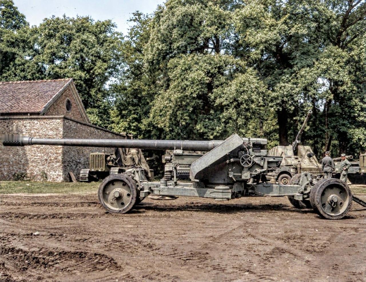 这门 12.8 厘米 Pak 44 重型反坦克炮，是二战德军为对抗苏军重型装甲研