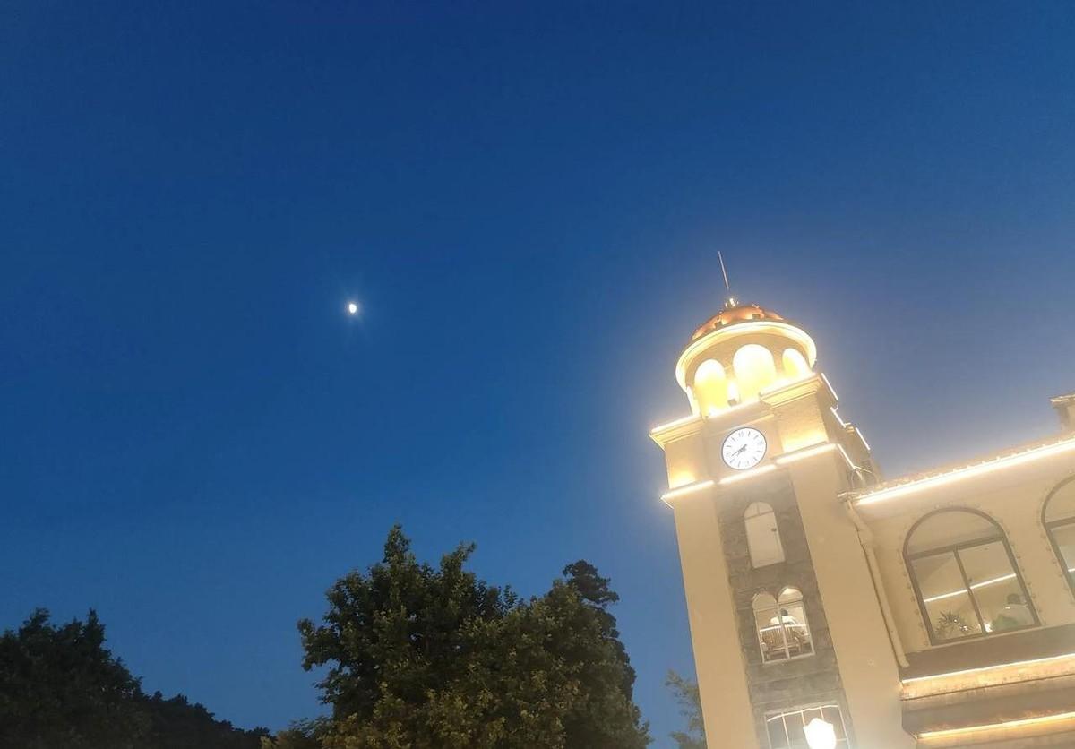 在喜马拉雅山上放烟花，这事儿一听就挺疯狂的。
艺术家蔡国强和户外品牌始祖鸟，真的