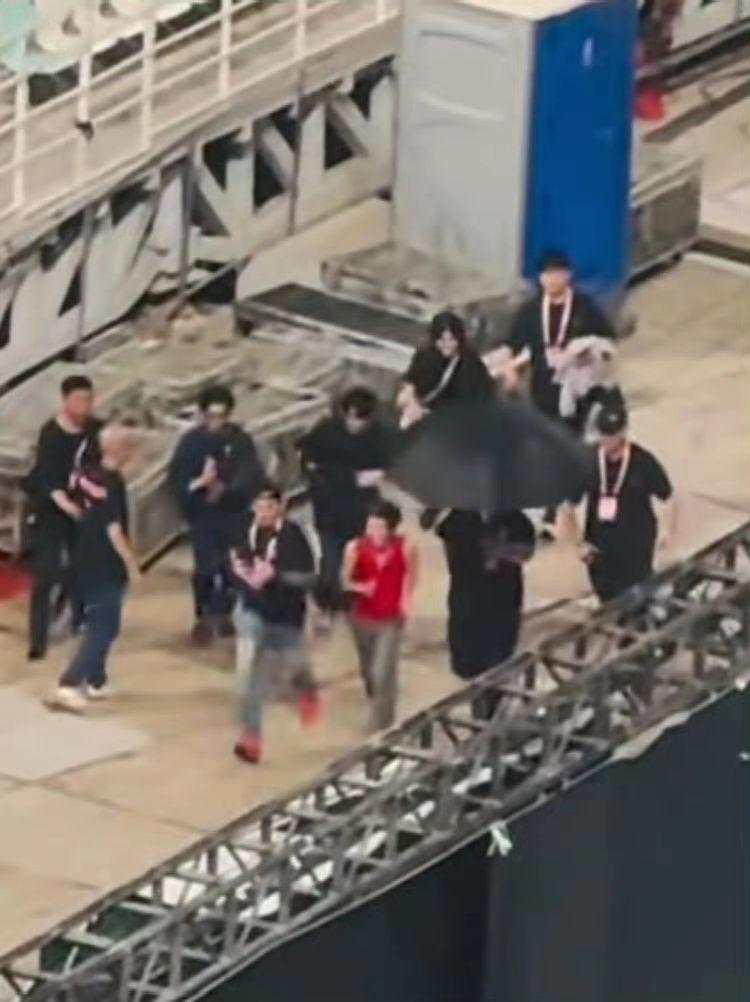 厦门热的 王源一结束就脱了外衣。简直魔童降世