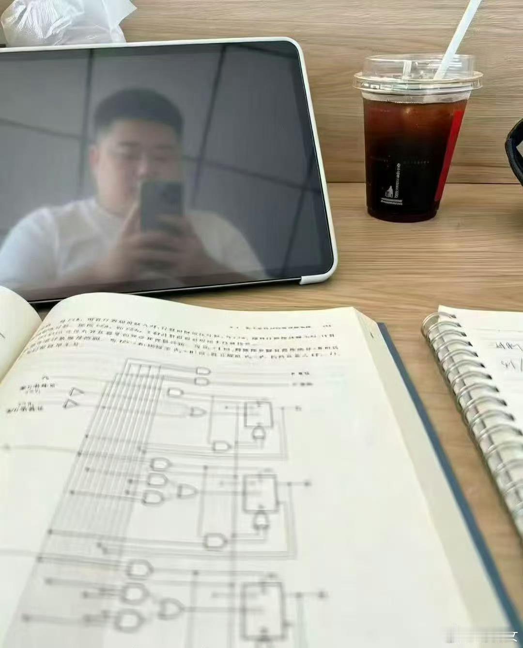 kimjisoo[超话]  准备明天的补考[加油][加油]今天的自己也在认真学习