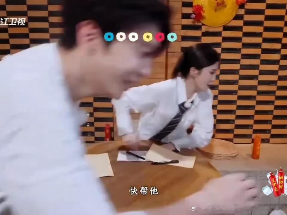 白鹿范丞丞陈立农看李晨被围攻白鹿范丞丞看李晨被围攻奔跑吧李晨扛着白鹿踩指压板几人