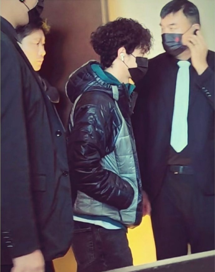 王一博在《探索新境2》发布会上班的路透来了，卷毛搭配羽绒服，状态很好~ 