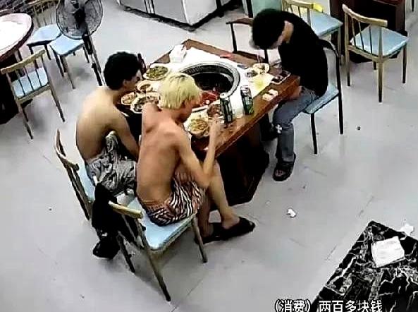 当一句“拍个黄瓜”把人支开时，浙江温州一家铁锅炖的汤还滚着，三位精神小伙却把20