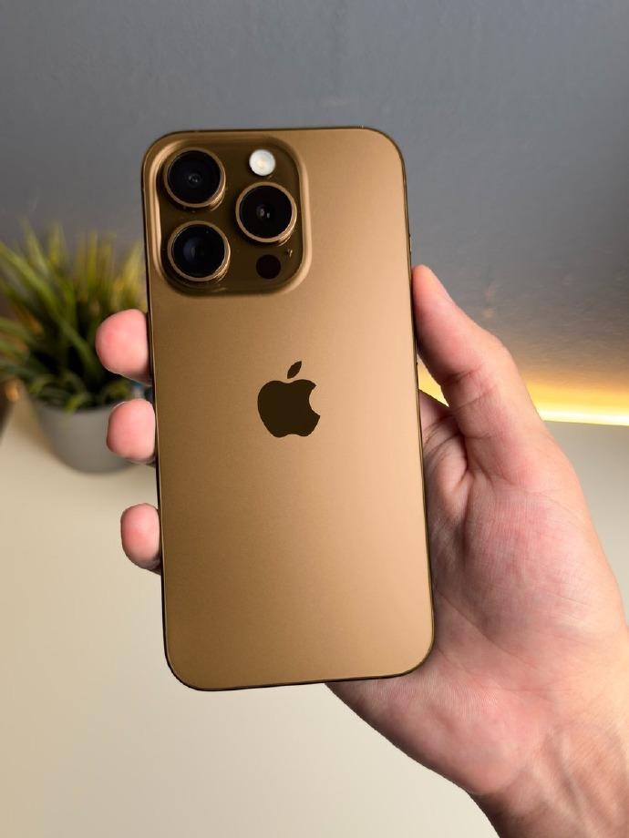 iPhone 16 Pro的新配色沙漠钛金，有可能会是苹果的主推颜色。

从视觉