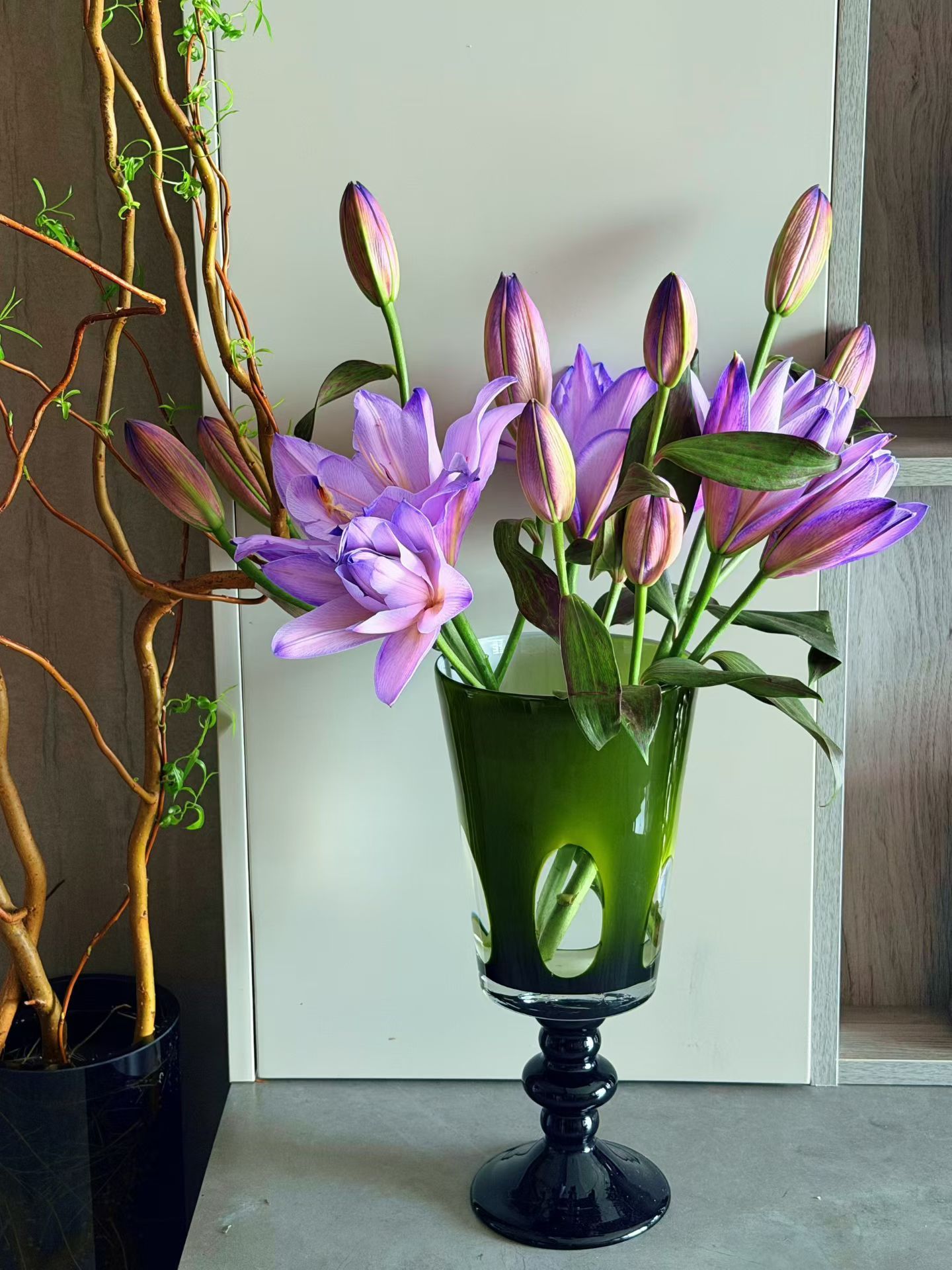 整个新疆与东部沿海地区有2小时的时差，新疆日落时间5月在21点，6月在22点，7