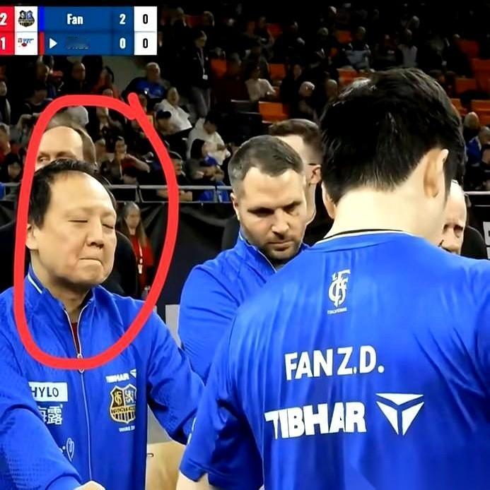 哈哈哈哈救命，王指导这表情，嘴都快咧到耳根了，还在拼命往下压！
那感觉装都装不住