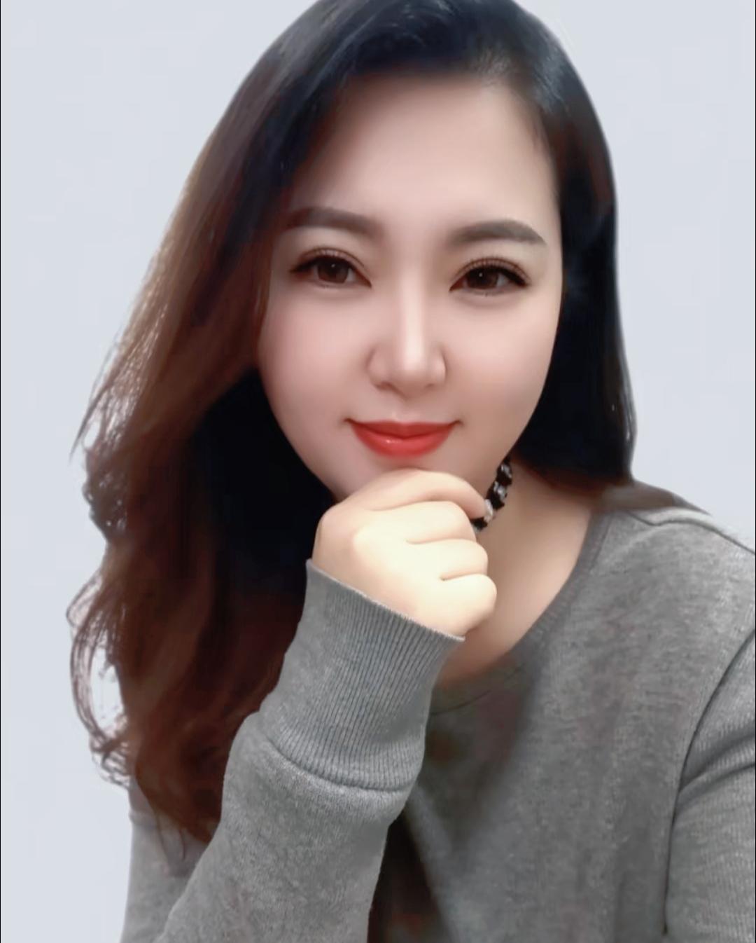 今天选择了一件简约的灰色长袖上衣，搭配清爽的妆容和一抹自然的微笑。生活中的美好往