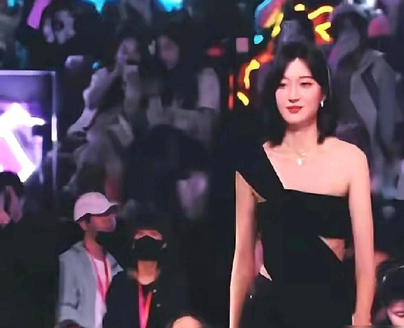 真正的顶级名利场，从不靠满身大牌撑场面。
 
米兰时装周秀场，孙千没穿拖地礼服。