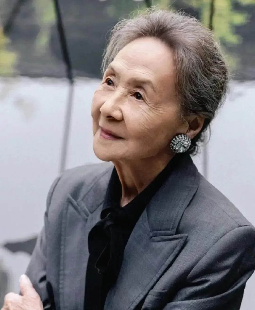 杨绛先生说过一段很实在的话：
 
嫁人，要么嫁一个能让你衣食无忧的，要么嫁一个疼