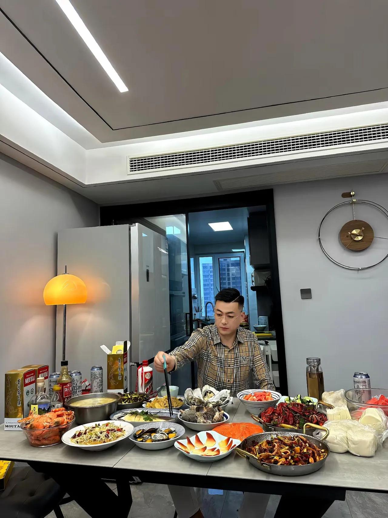 网友:
谁愿意嫁给我，保证让你吃香的，喝辣的。