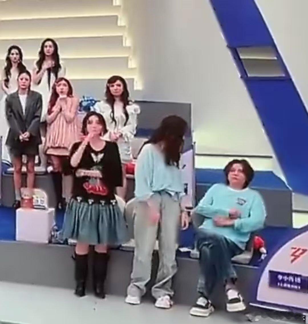 谁能给王濛递个话筒谁给王濛递个话筒谁能给王濛递个话筒，天天这么气着濛姐，我都怕哪