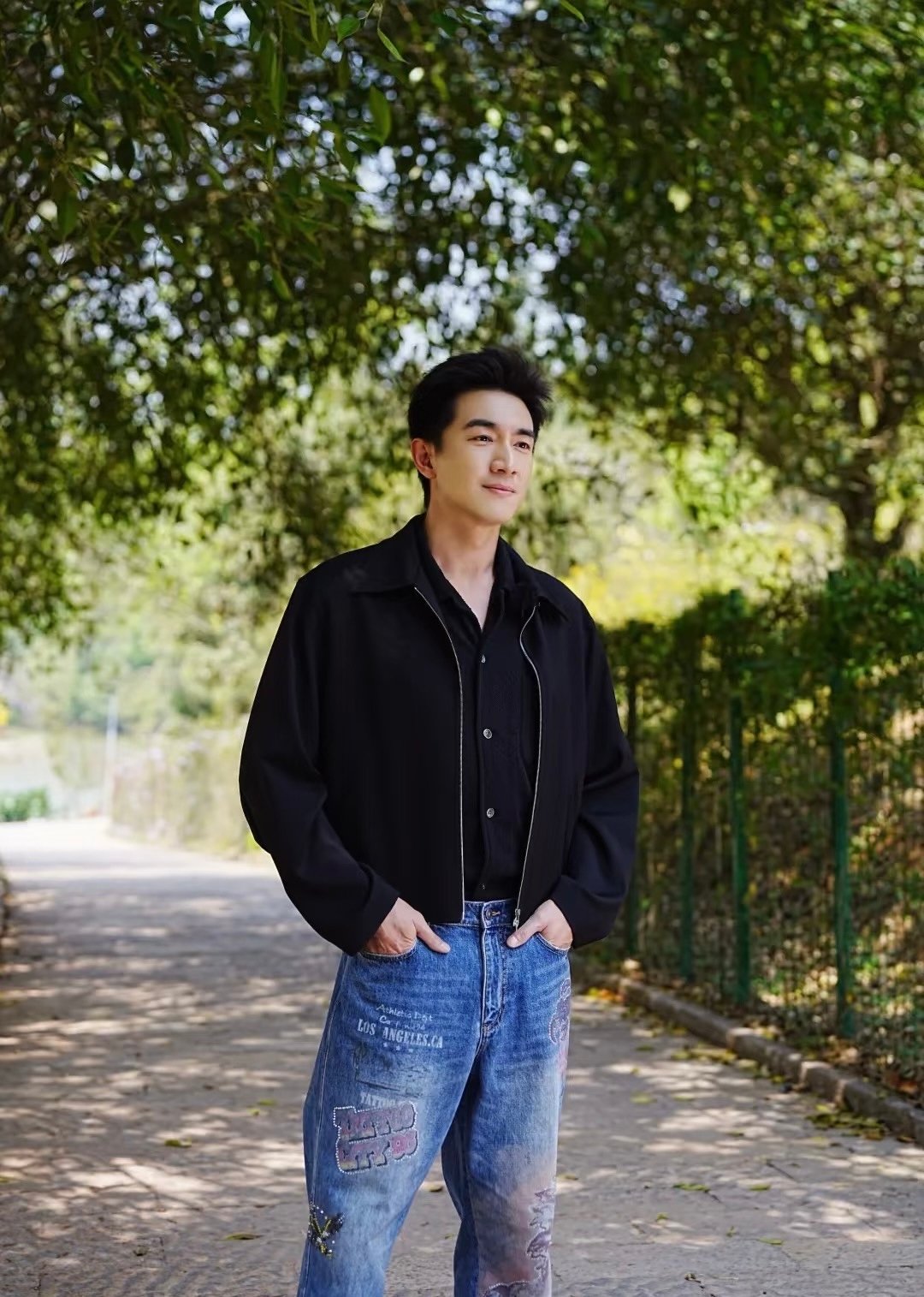 严浩翔对林更新开自瞄了看着浩翔精准打人，又心疼新哥又忍不住夸我们翔哥实力在线。