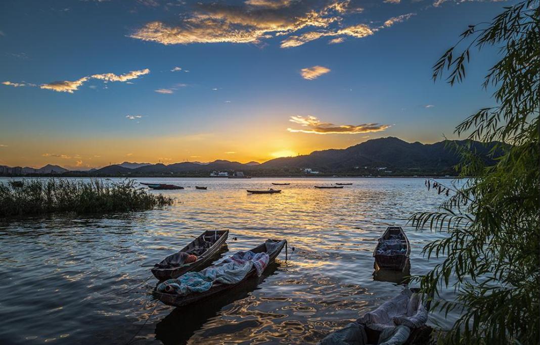 品读《山海经》535——《神州江湖》浙江、钱塘江大潮
原文：
浙江出三天子都，在