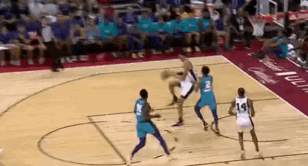 万众瞩目！文班亚马篮下对抗后2+1命中夏季联赛首球！

NBA夏季联赛马刺对阵黄