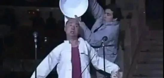 陈佩斯要是回应春晚光膀子第一人，估计得调侃：“当年那衣服‘不听话’，自己溜了！我