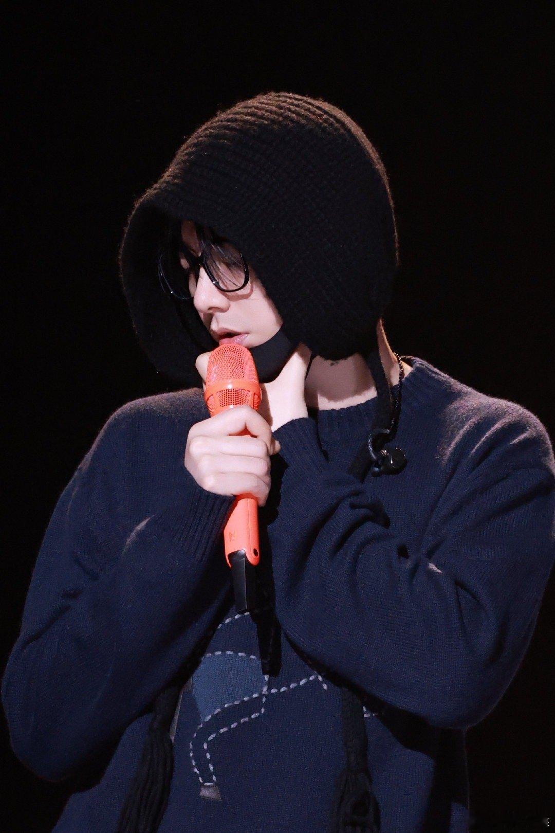 刘宇宁张凌赫一出场满眼都是腿满屏大长腿谁顶得住！刘宇宁张凌赫一起亮相颁奖，腿长比