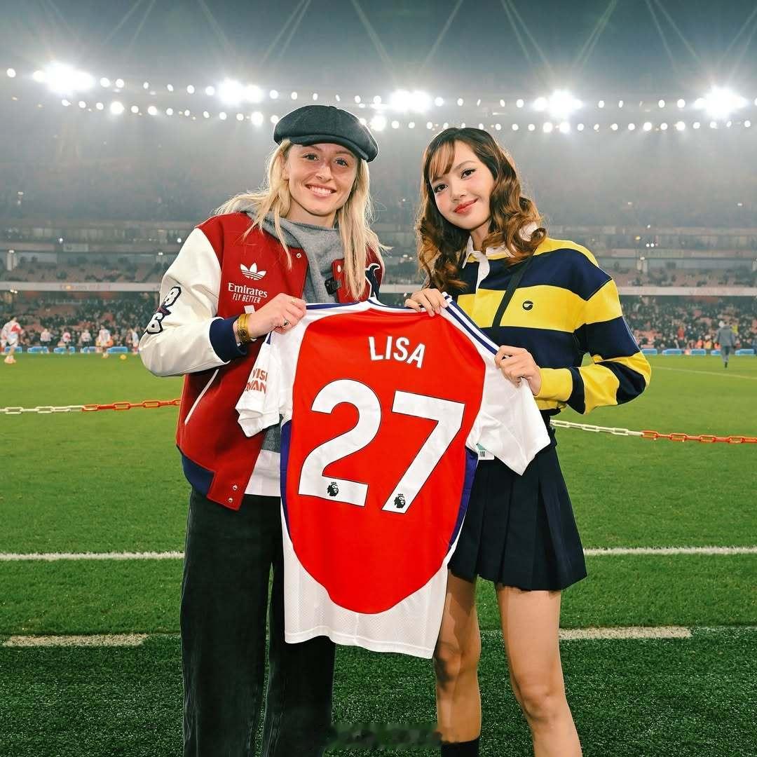 阿森纳27号LISA？北伦敦德比现场，阿森纳女足的Leah队长为LISA送上球衣