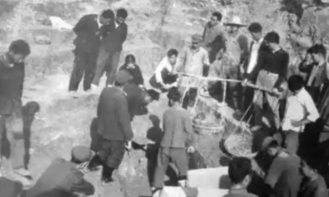 考古队1973年挖开包公墓，骨头只剩35块，汞含量根本没超标。
史料写他上班时突