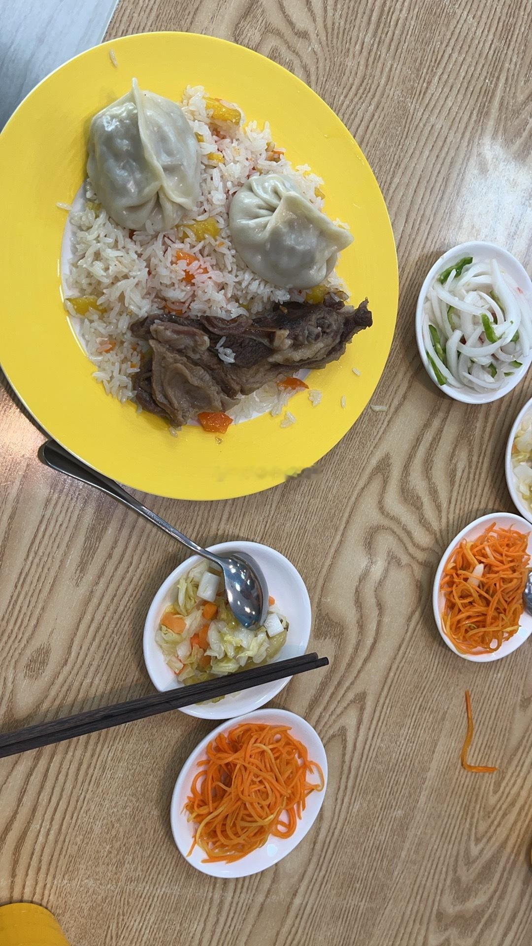 三十一块钱的套餐：羊肉抓饭，两个小凉菜，两个羊肉包子，一碗汤，抓饭还能免费续～真