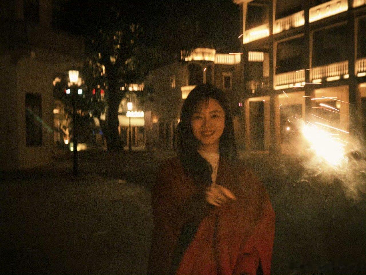 谭松韵来给大家拜晚年 谭松韵来拜晚年啦[哇]氛围感好强！ 