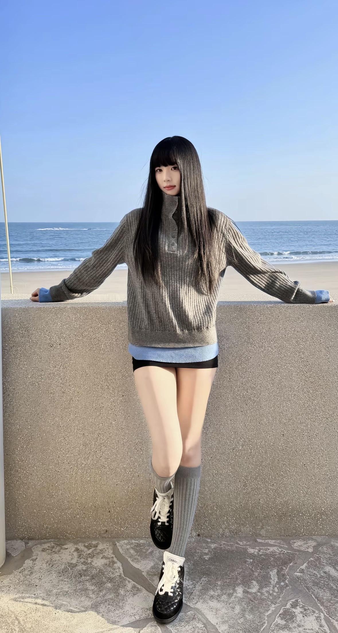 少女心满满，复古学院风穿搭，黑白配色的袜子和鞋子，尽显青春活力！💕👟👠