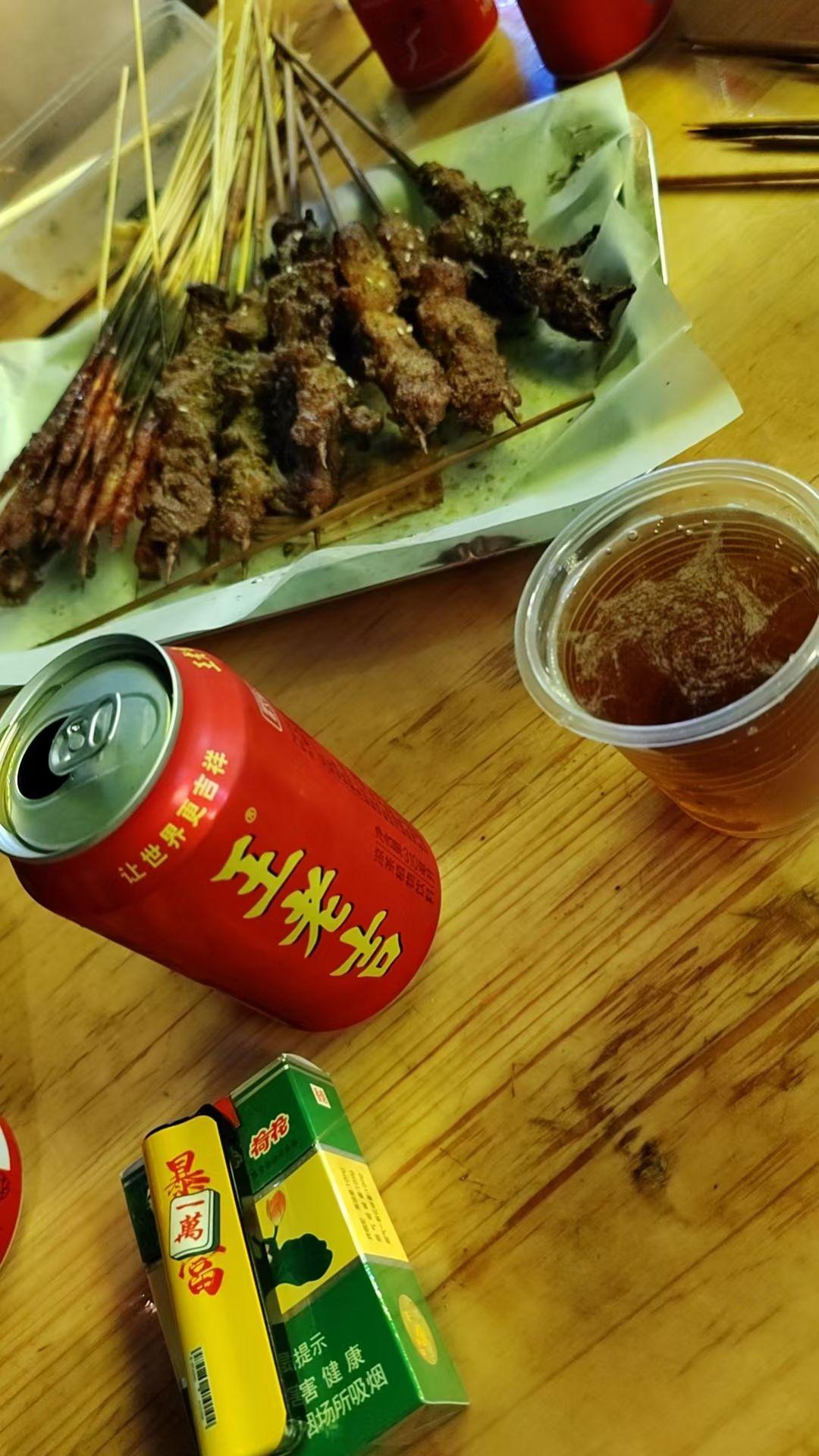 谁说立秋就该喝奶茶，
那是商家想挣女孩的钱！
夏天是男人噜串的季节！