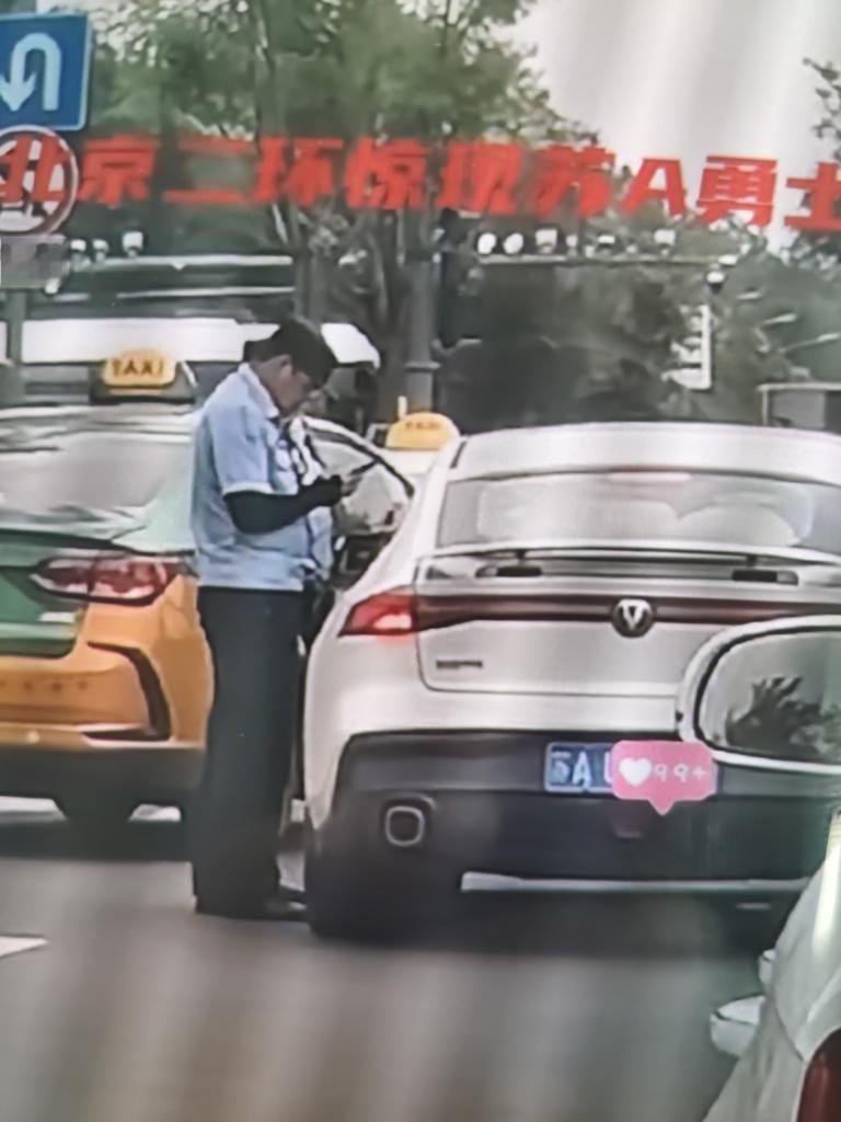 北京街头发现一辆南京车，他根本就不知他的车不能去北京二环，被交警指下后就是100