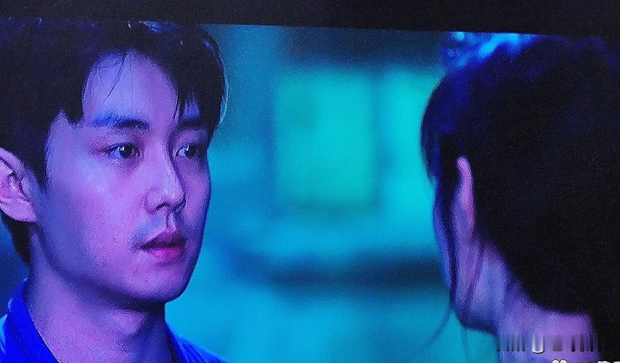 《主角》里封潇潇这个角色性格黏糊糊，在忆秦娥和楚嘉禾之间该说不说，不该磨叽瞎磨叽