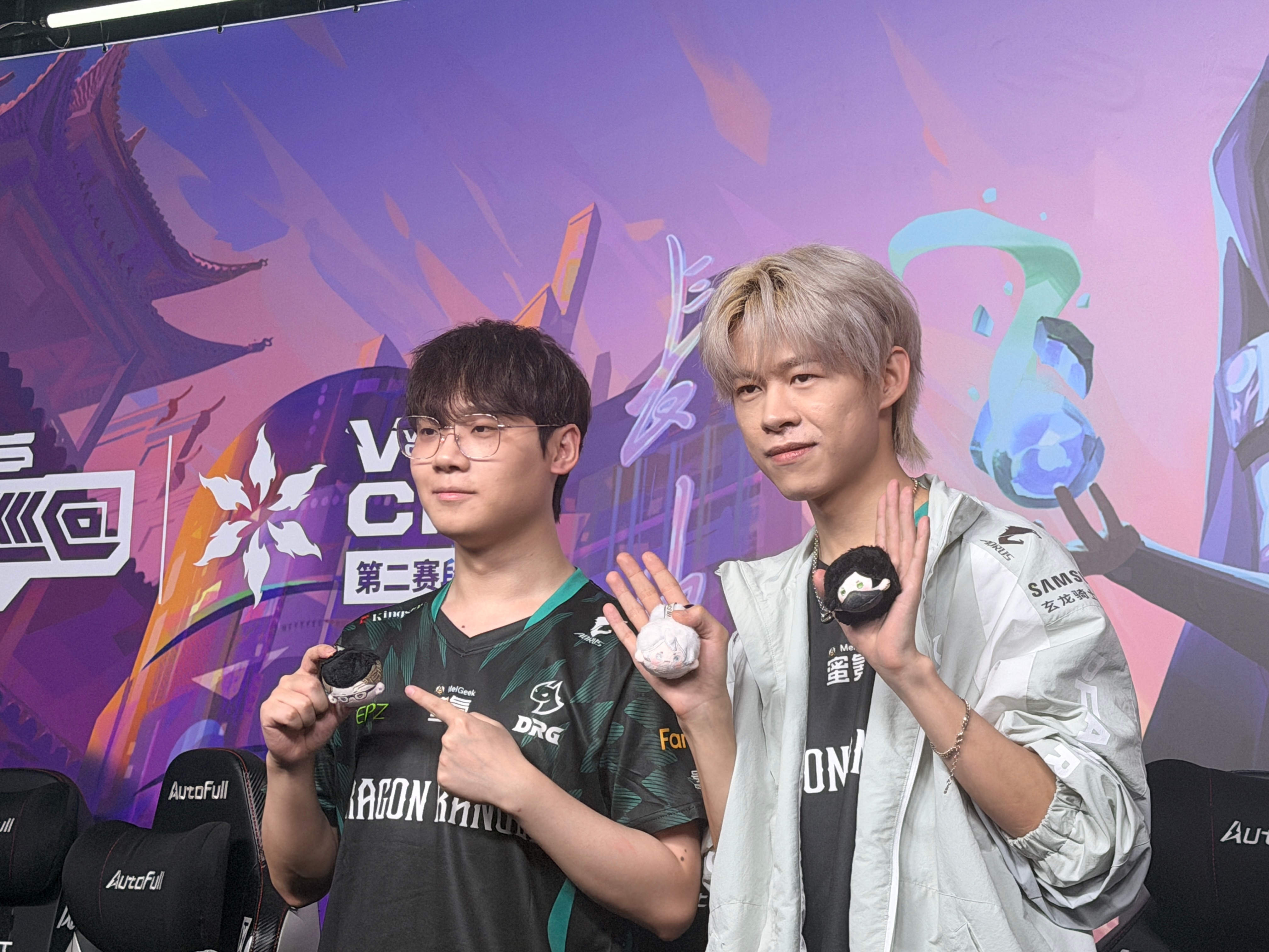 DRG无畏契约 赛后采访合照来啦！（严肃谴责走的时候还在顺走了一个钱包团子）DR