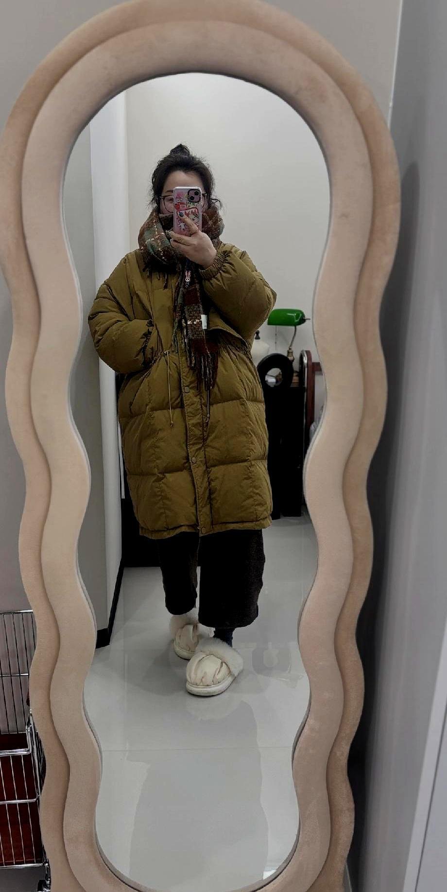 我承认，买下这件紫色羽绒服，是我两年前最大的失误。
 
你就说气不气人，当时一眼