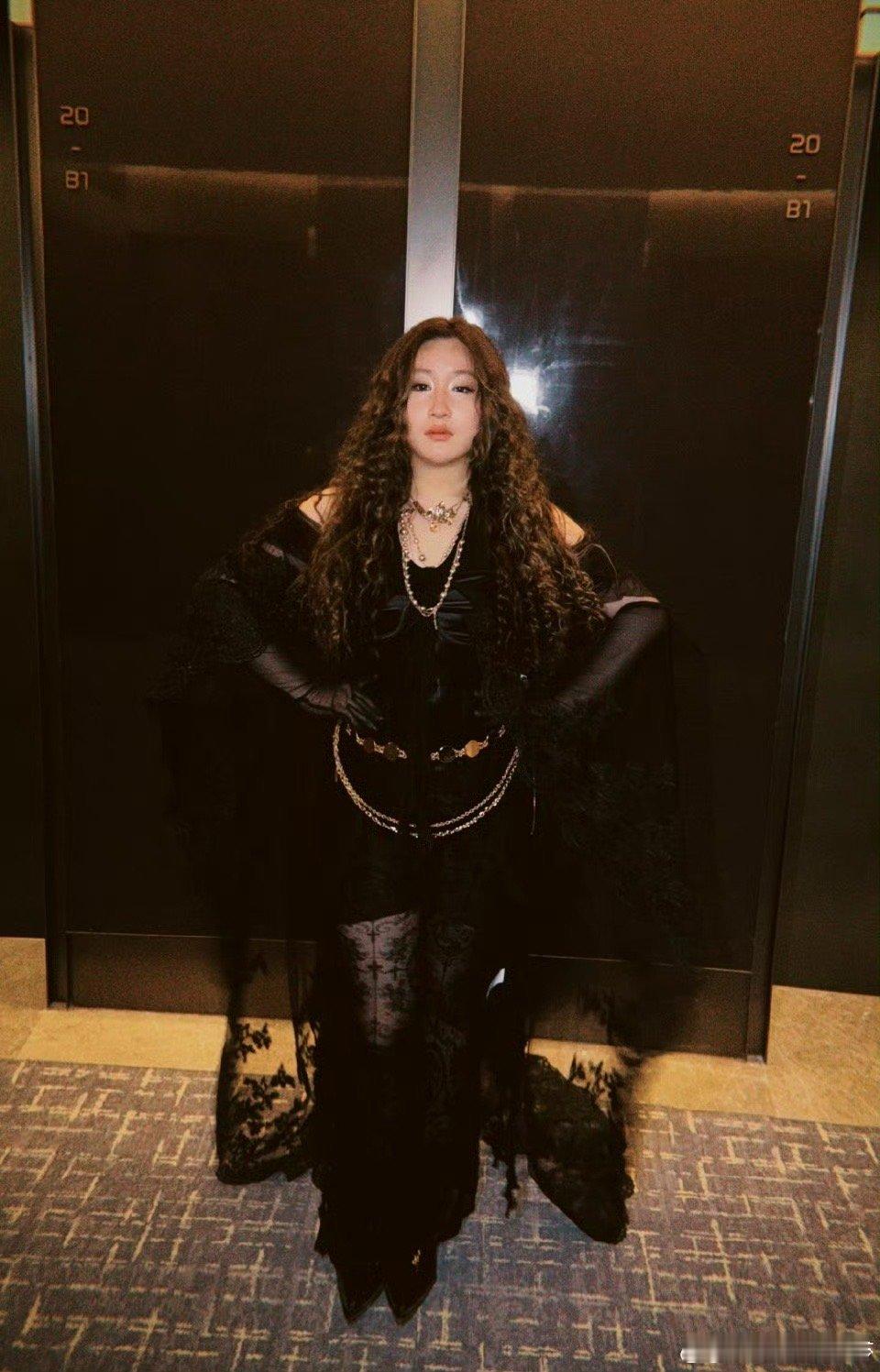 锤娜丽莎烫了泡面头 泡面头被她穿出了新高度！卷度均匀如泡面，栗棕发色衬得肤色超棒