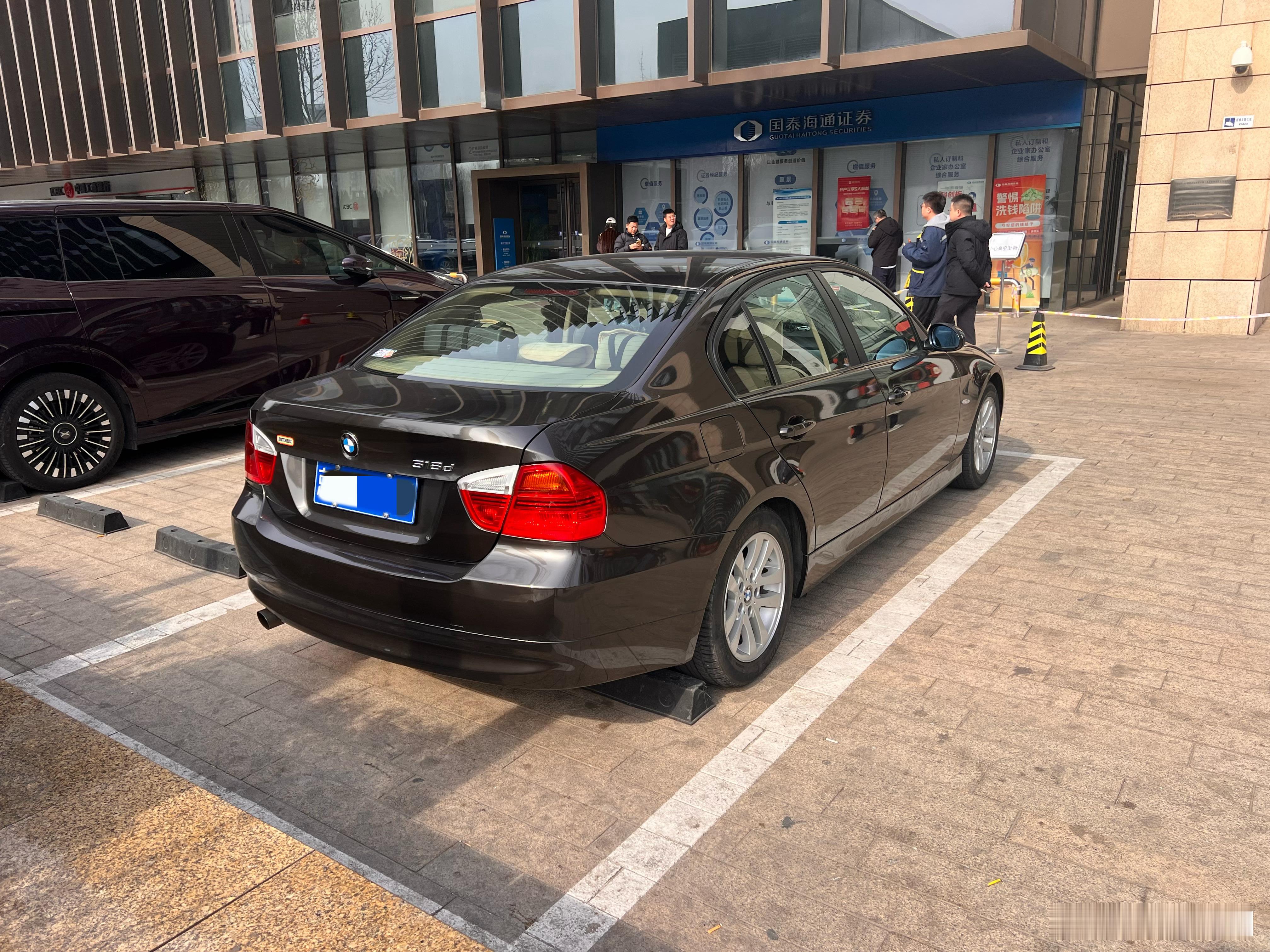 我去，闪闪发亮、外观毫无岁月痕迹的宝马手波E90！尾部的318d和火柴盒贴纸应该