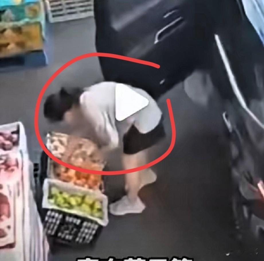 拿两苹果拒付款还嚣张？嚣张跋扈的态度连警方都不怕
 
7月22日，浙江一则水果店