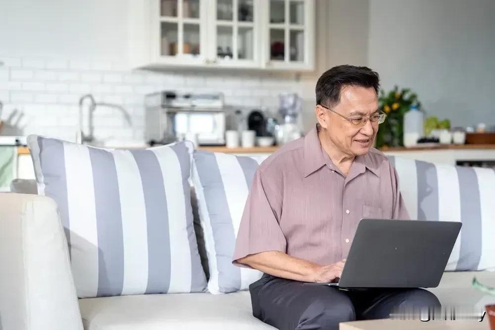 我觉得，
人退休以后，也要给自己定点小目标，经常有点事情做，有人生的追求，这样变