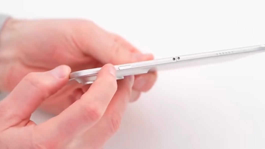 iPhoneUltra机模再上手外观就这样了，就等着看真机质感了