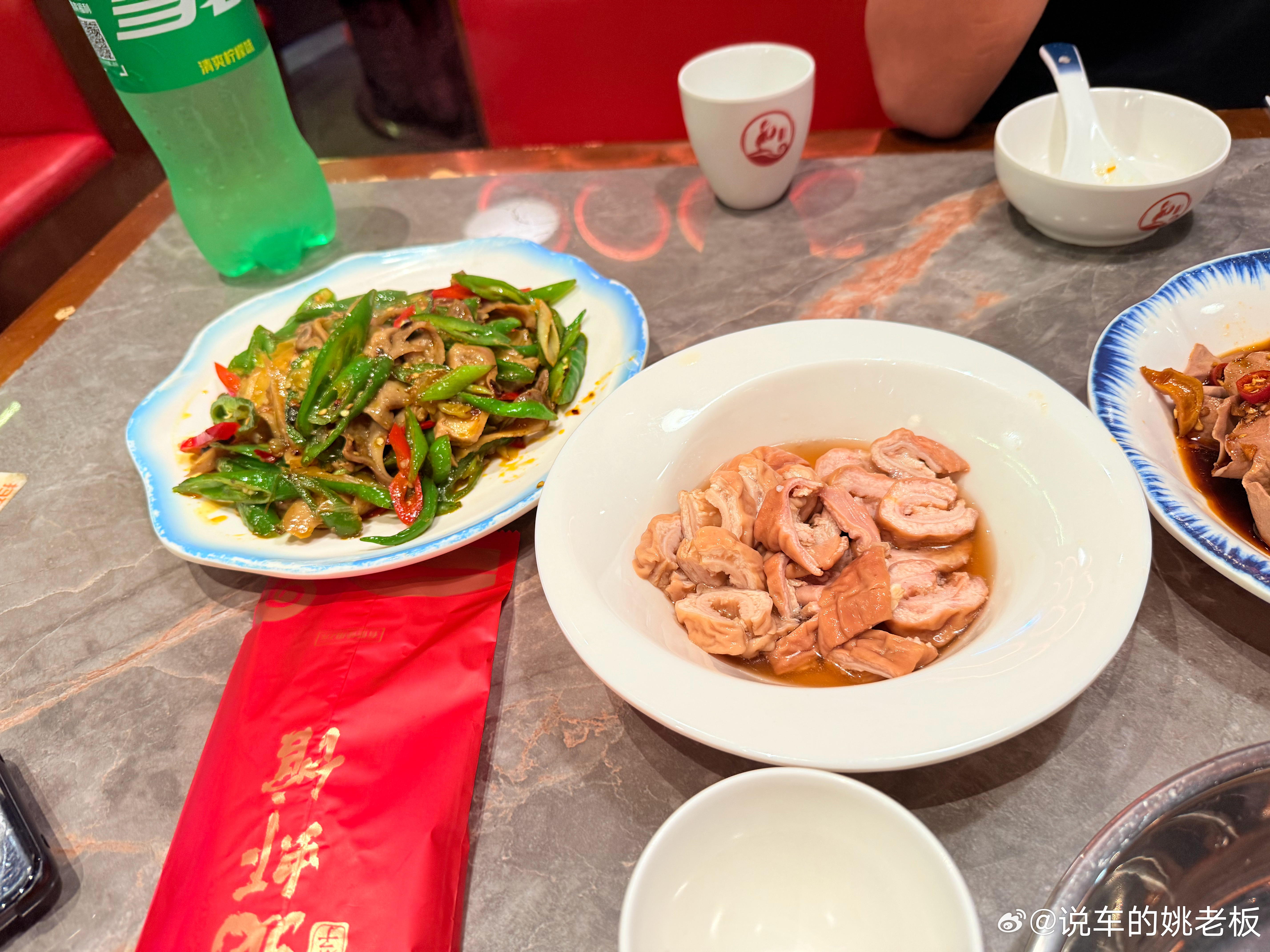 到点了吧 是不是都睡了 那我吃点宵夜吧[笑而不语]跟姚老板混一天吃9顿[超话] 