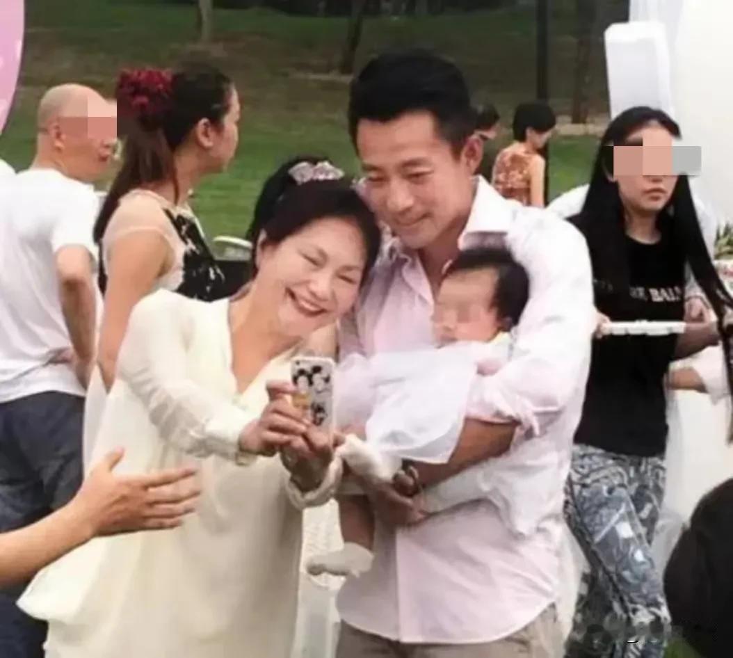 有网友翻出了这张照片
汪憨憨抱着小玥儿跟老S的合影

看汪憨憨抱娃的姿势
那可真