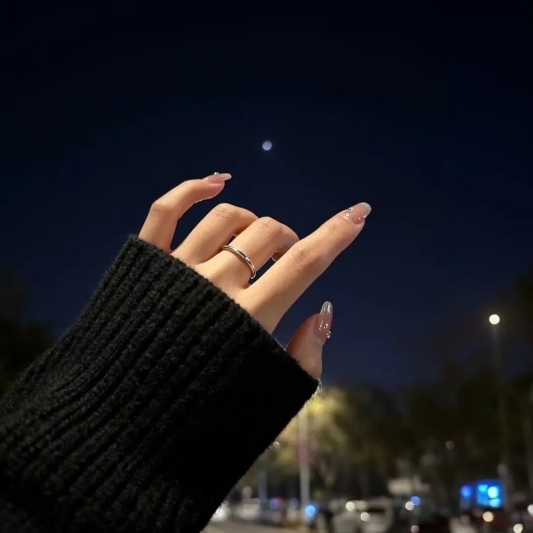 我这么爱自由的一个人 竟然也有过心甘情愿永远陪着你的蠢念头 回头看 还好你放弃了