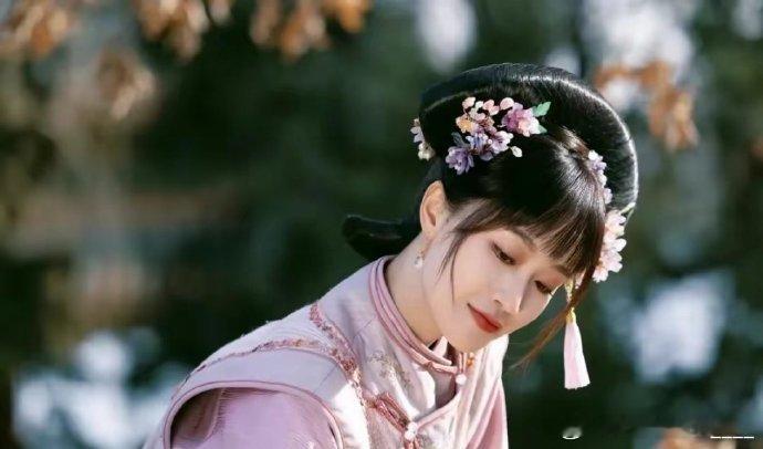 浣碧若为二小姐，定如甄嬛般风华。眉眼神态皆相似，气质才情亦相仿，真乃神似，令人不