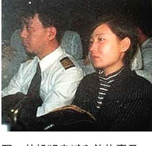1998年，国航机长袁斌只因为不满分房制度，携带着妻子，驾驶载有95名乘客的飞机