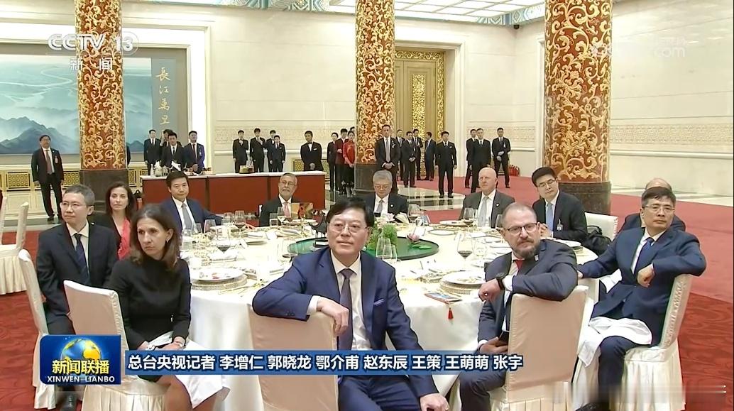 特朗普访华欢迎宴会  看新闻里的欢迎宴会，这桌企业家们坐一起的画面排面拉满，虽然