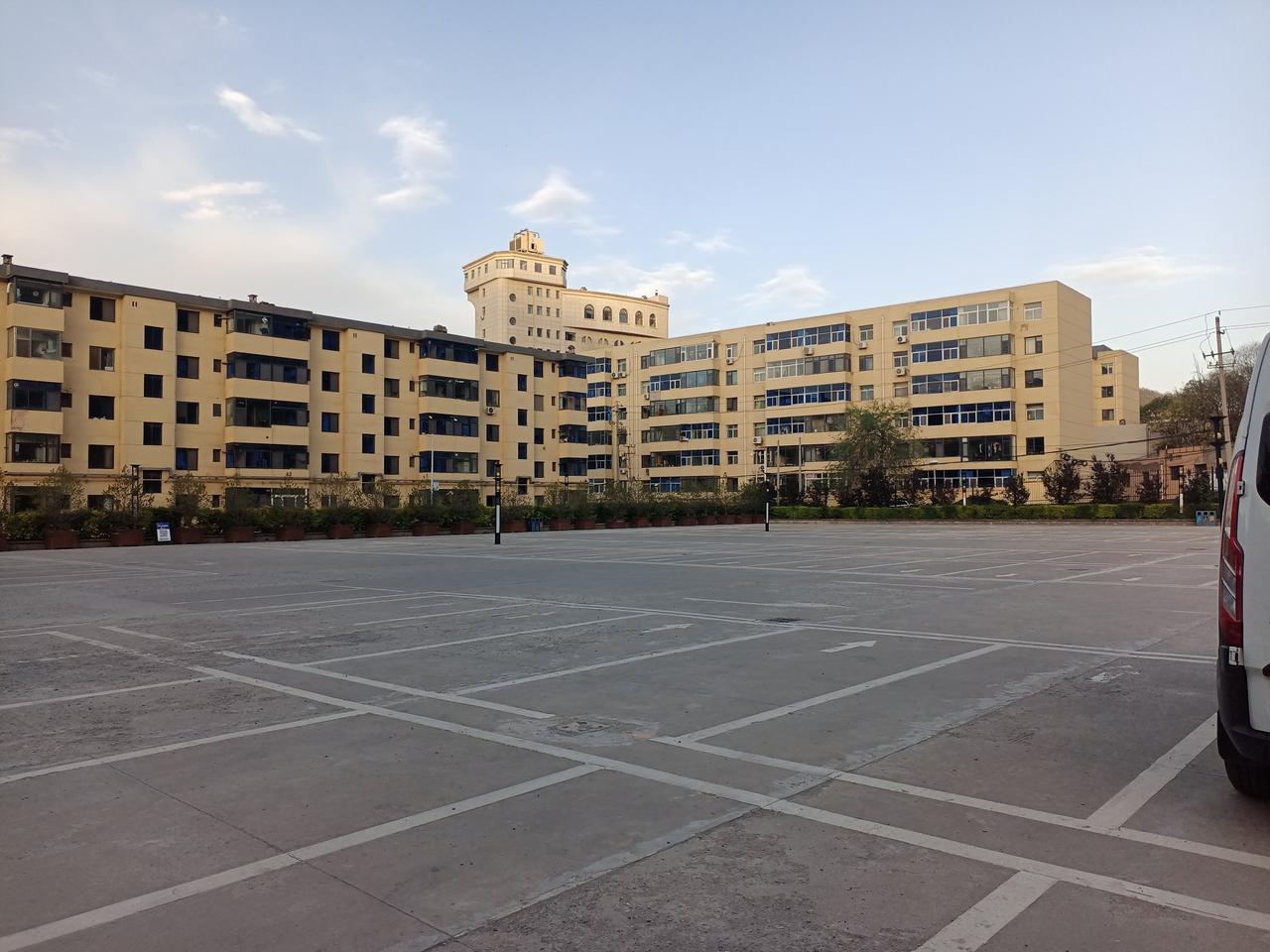 家小院子大，说的就是我现在吧。
     驻车在延安革命纪念馆停车场，白天停车场