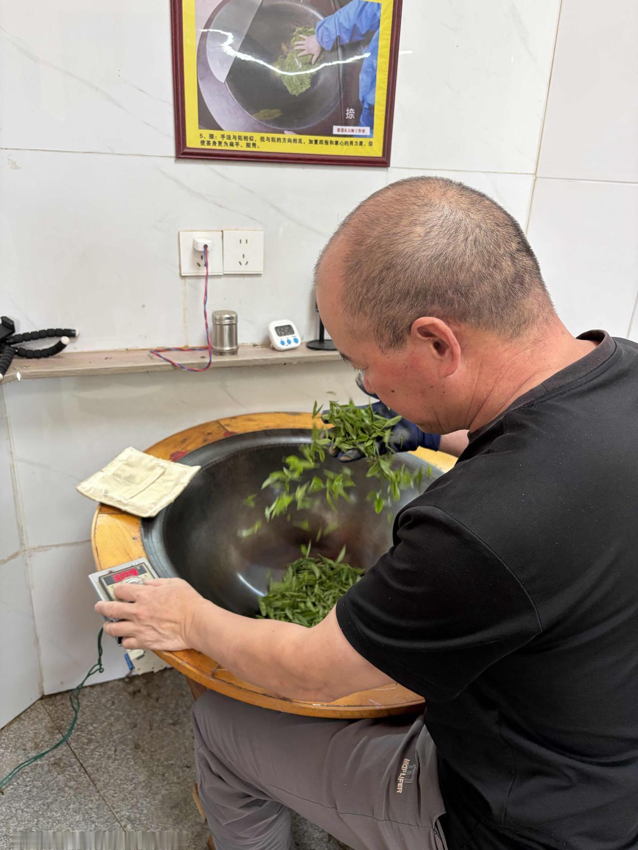 手工炒龙井茶，外行看起来简单，其实是个挺复杂的工艺。

刚开始了解龙井茶工艺，都