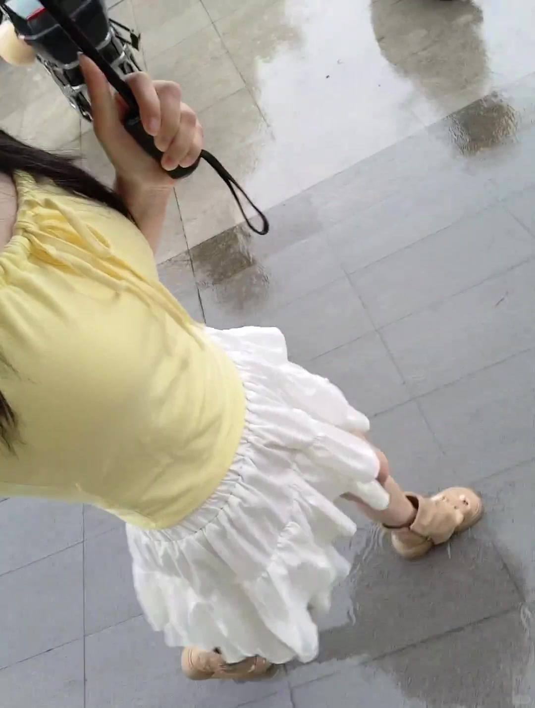 答应我开小汽车的同学下雨天慢点好吗，别给走路的同学滋一身水 