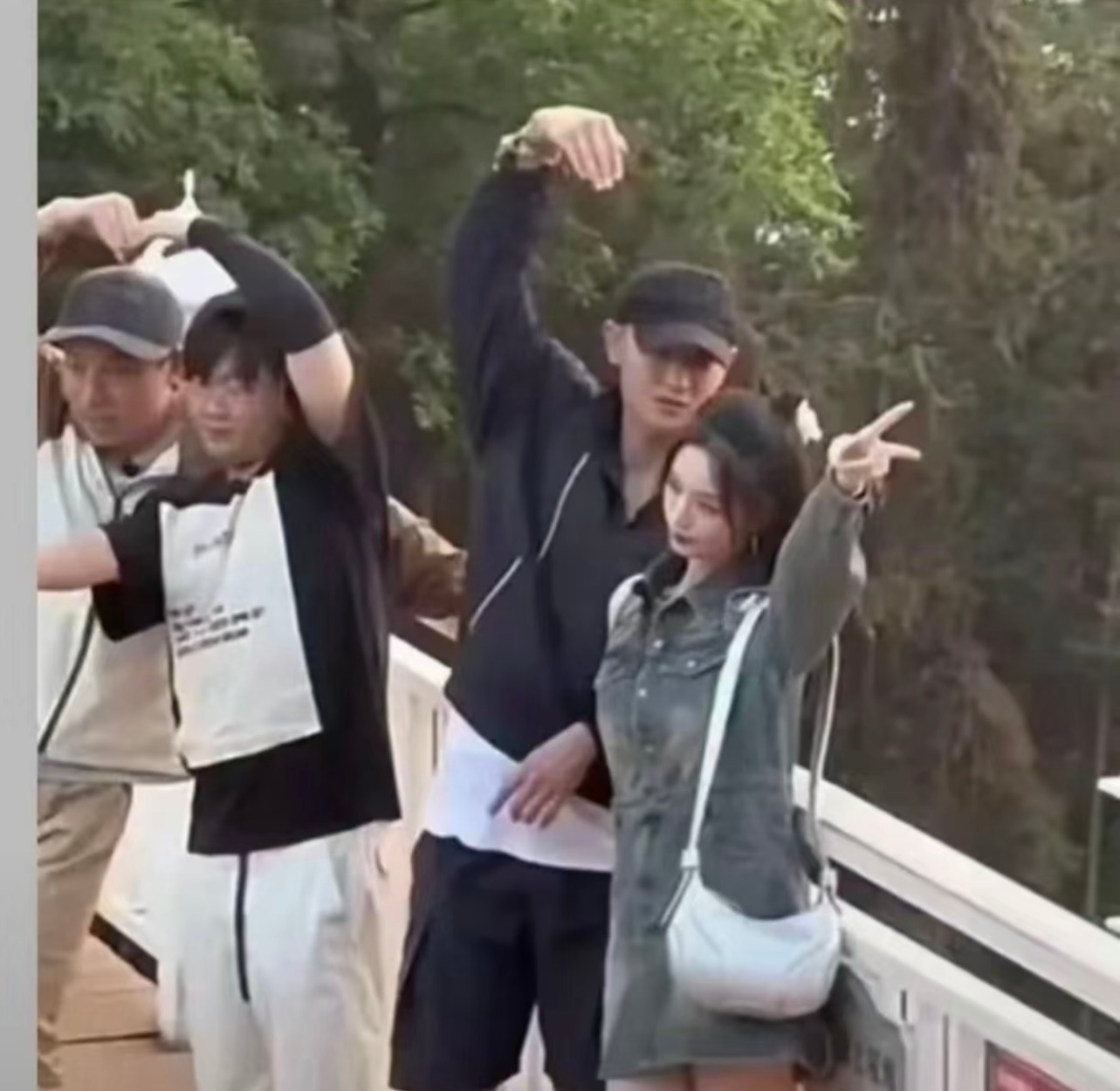 黄子韬比心徐艺洋比耶图别太好笑哈哈哈哈哈哈哈哈哈哈哈哈薛之谦：几个人来的徐艺洋：
